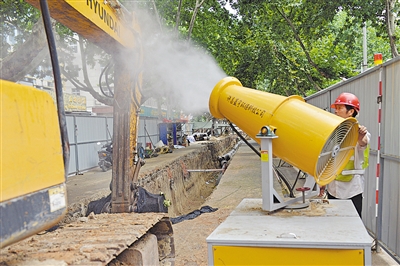 对裸露施工土地加盖防尘网,配备防尘雾炮喷雾抑尘,尽量