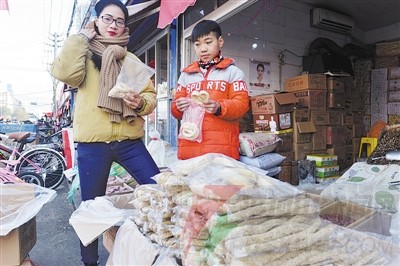 近两天,市场上灶糖销售十分火爆. 记者 彭程 摄