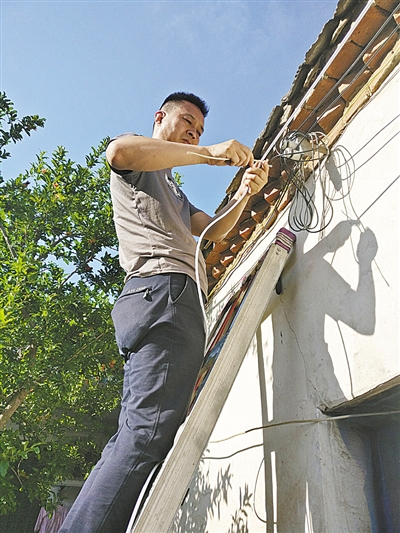 6月27日,宝丰县广播电视台工作人员正在观音堂林站石板河村为贫困户