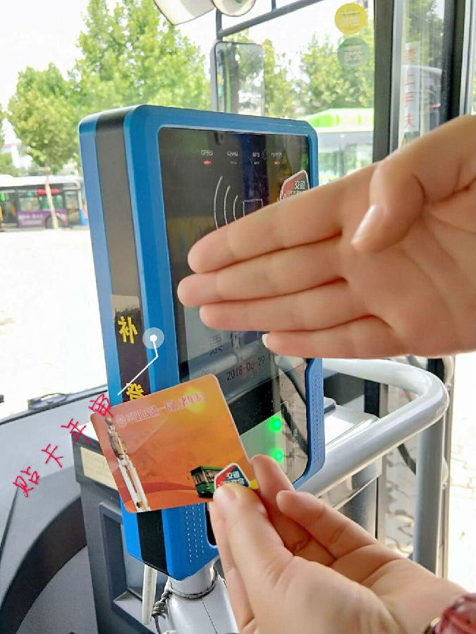 7月起公交老年优惠卡开始网上年审线下年审将于7月15日开始