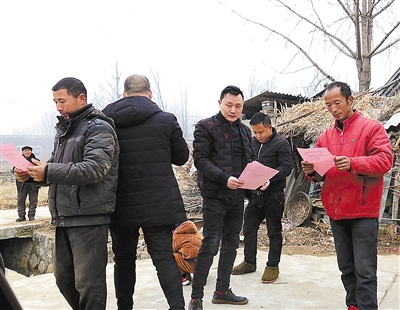 2月13日,鲁山县蚕业局技术人员在下汤镇袁庄村发放宣传资料.