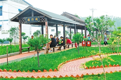 墙体等进行绿化,亮化,并利用空地建设小游园,全力打造美丽宜居新农村