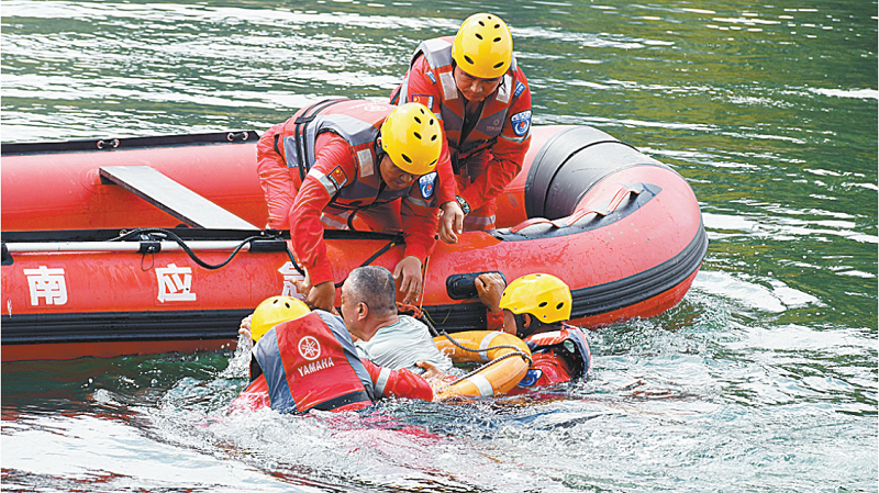 平顶山市永安应急救援队当天在白龟山水库进行了防溺水救援实战演练