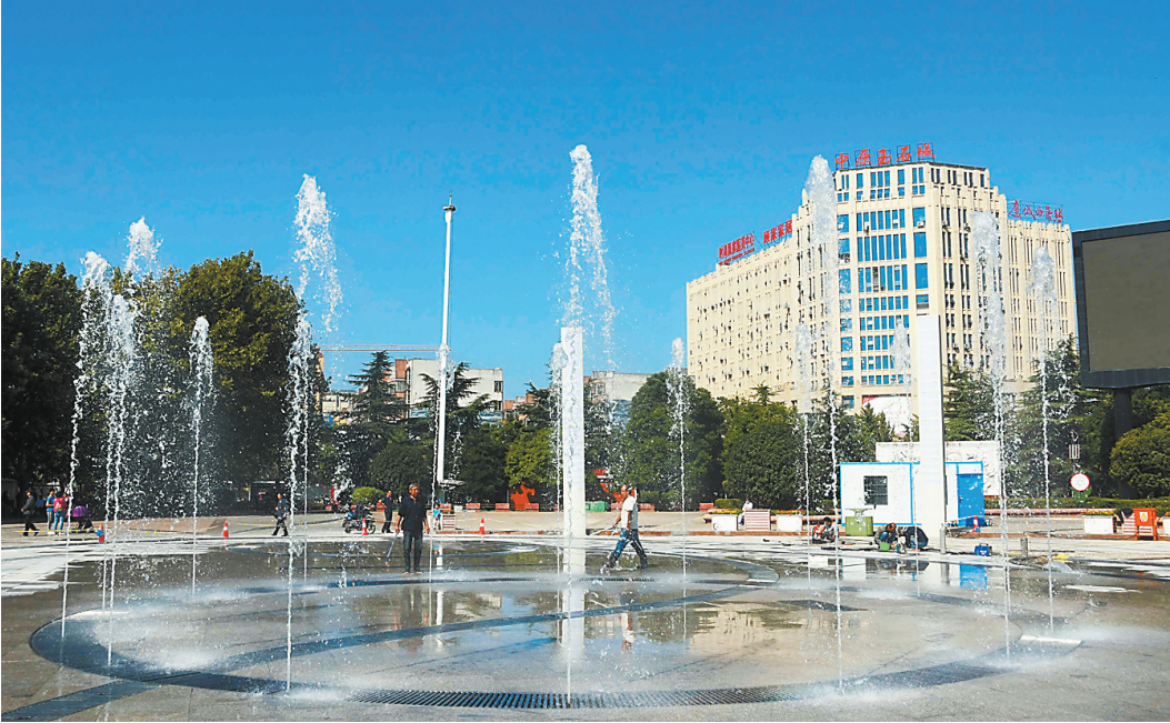 9月29日上午,市区鹰城广场音乐喷泉,工作人员正加紧调试,一条条水柱在